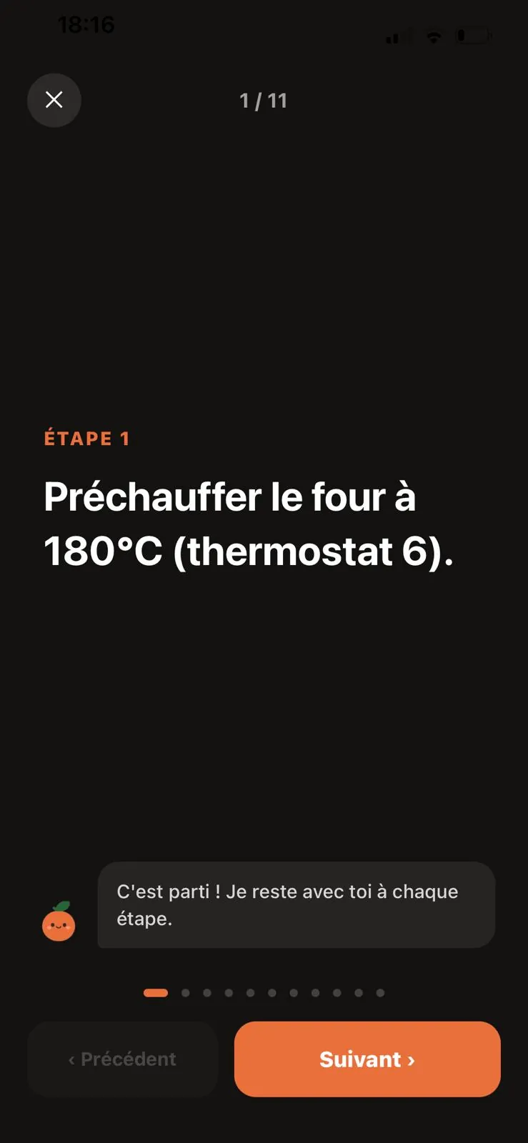 Le mode mains libres : « Étape 1 — Préchauffer le four à 180 °C », en très gros, avec les boutons Précédent et Suivant