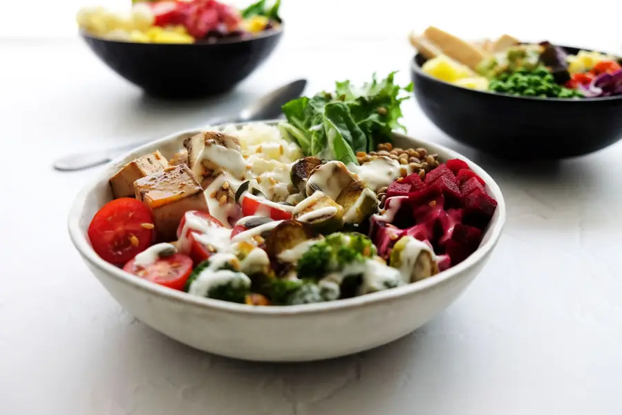 Un bowl de légumes et de crudités