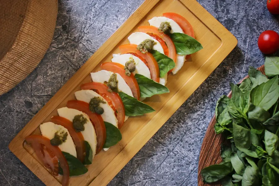 Une salade tomate mozzarella au basilic