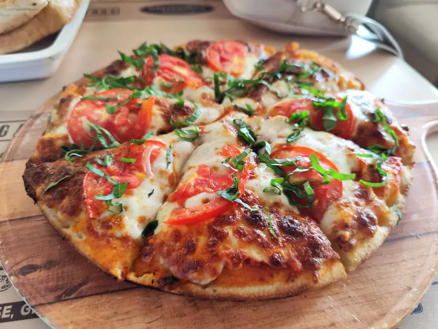 Une pizza margherita maison